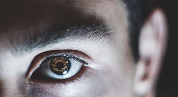 How Your Eye Contact Could Be Giving People the Wrong Impression