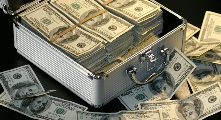 7 Surprising Reasons the Wealthy Still Use Cash